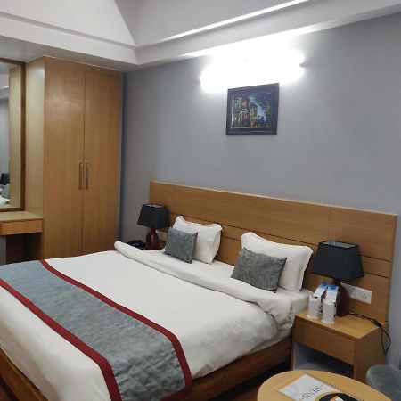 Hotel Sarvin ラクナウ エクステリア 写真