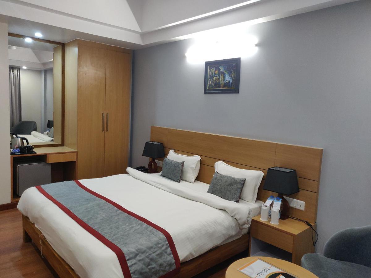 Hotel Sarvin ラクナウ エクステリア 写真