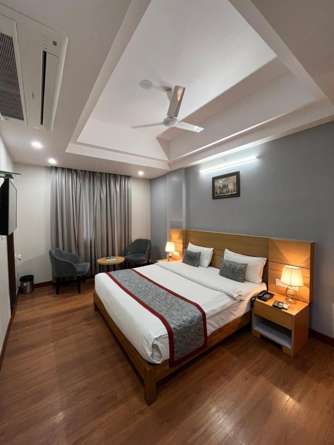 Hotel Sarvin ラクナウ エクステリア 写真
